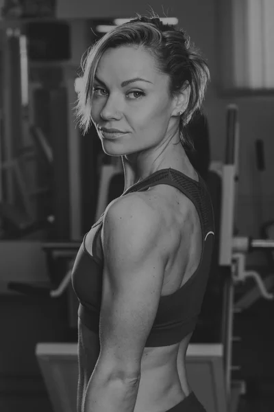 少女は、ジムでの主要な筋肉グループをポンプします。筋力トレーニング。女性のフィットネス。強い女の子. — ストック写真
