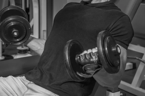 Bodybuilder fait de l'exercice avec des haltères à la salle de gym. Travailler sur les mains dire muscles. Épuisement des séances d'entraînement à une fin. Photos pour magazines sportifs et sites web . — Photo