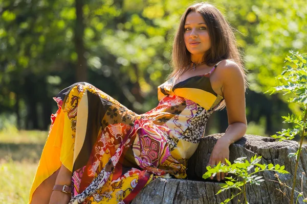 Güneşli Çayırlar orta elbise güzel yaz aylarında genç ve çekici bir kız. Neşeli kız yaz güneş sıcak ışınlarının tadını çıkarma. Kaygısız bir kız güzel görüntüsü.