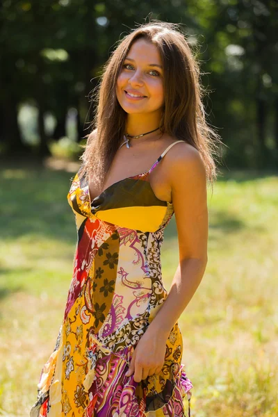 Güneşli Çayırlar orta elbise güzel yaz aylarında genç ve çekici bir kız. Neşeli kız yaz güneş sıcak ışınlarının tadını çıkarma. Kaygısız bir kız güzel görüntüsü.