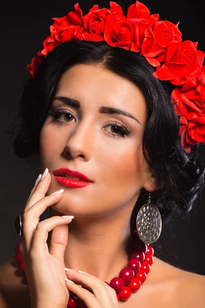 Bella donna sexy in rosso. Bella immagine della ragazza in rosso. Elegante corona di fiori rossi, gioielli alla moda, ritratto di una ragazza . — Foto Stock