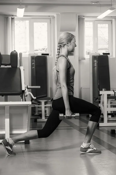 Dziewczyna pompy głównych grup mięśni w sali gimnastycznej. Trening siłowy. Fitness kobiece kobieta. Silna dziewczyna. — Zdjęcie stockowe