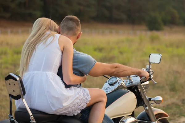 Newlyweds middle of the field on a motorcycle road. Happy couple traveling on a motorcycle. — Stock Photo, Image
