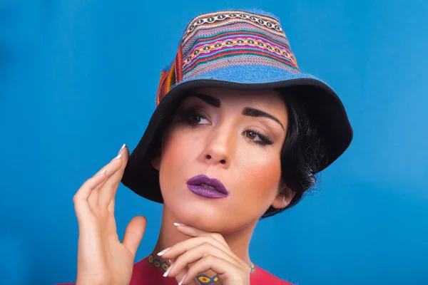 Hermoso, brillante maquillaje de escenario. Originalidad, imagen creativa de la chica en un sombrero . —  Fotos de Stock