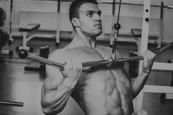 Grueling training professional bodybuilder in the gym. — Stock Photo, Image