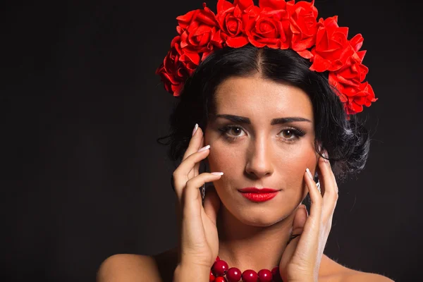 Bella donna sexy in rosso. Bella immagine della ragazza in rosso. Elegante corona di fiori rossi, gioielli alla moda, ritratto di una ragazza . — Foto Stock