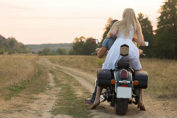 기관 자 전차도로에 있는 필드의 신혼 중. 오토바이에 여행 하는 행복 한 커플. — 스톡 사진
