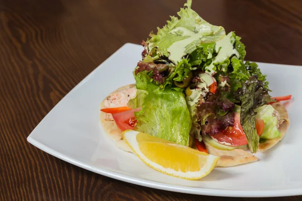 Kaisersalat. leckeres und gesundes Essen. Frischer Gemüsesalat mit Sauce. Salat auf einem Teller. — Stockfoto