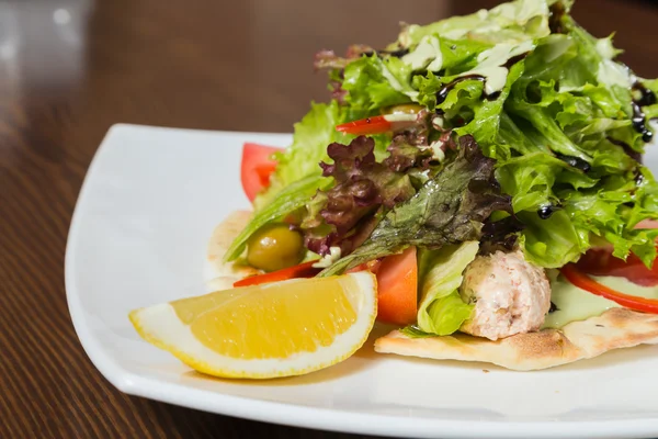 Kaisersalat. leckeres und gesundes Essen. Frischer Gemüsesalat mit Sauce. Salat auf einem Teller. — Stockfoto