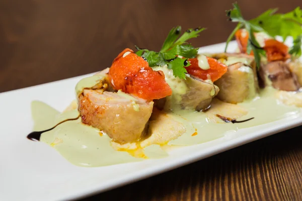 Sebze ile balık. Bir tabakta güzel düzeni