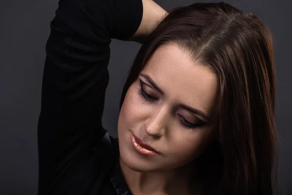 Portret van een prachtige brunette in een mooie jurk. Portret van prachtige brunette in de studio. — Stockfoto