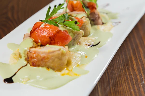 Sebze ile balık. Bir tabakta güzel düzeni