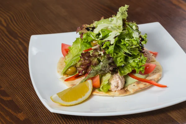 Kaisersalat. leckeres und gesundes Essen. Frischer Gemüsesalat mit Sauce. Salat auf einem Teller. — Stockfoto