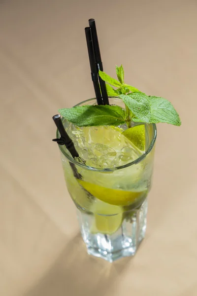 Mojito koktél az asztalon egy pohár — Stock Fotó