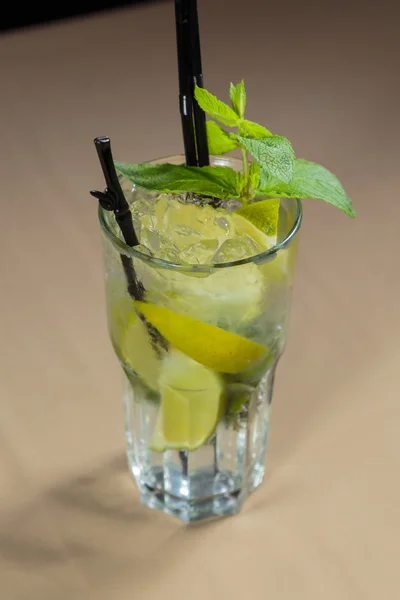 Mojito koktél az asztalon egy pohár — Stock Fotó