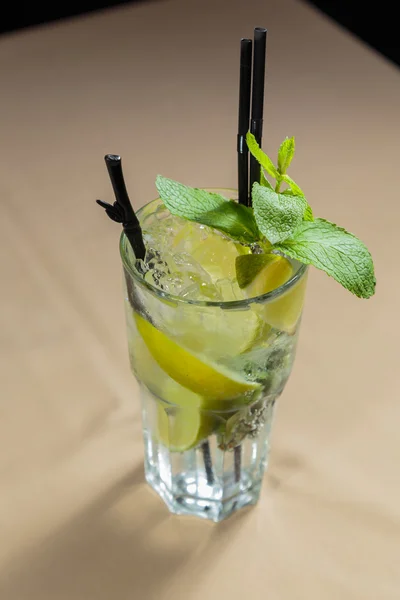 Un verre de cocktail mojito sur la table — Photo