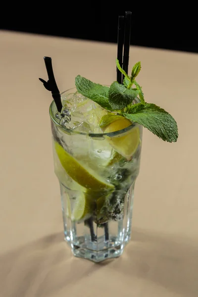 Mojito koktél az asztalon egy pohár — Stock Fotó