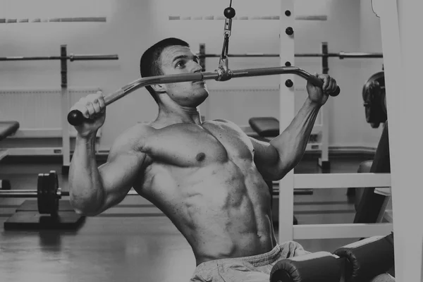 De professionele bodybuilder afmattend opleiding in de sportschool. — Stockfoto