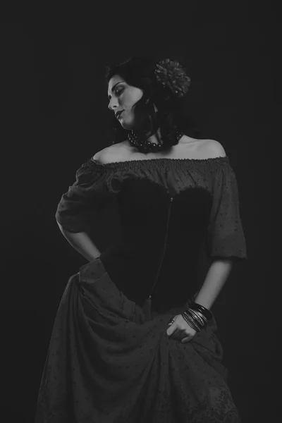 Chica elegante en un vestido negro. hermosa actriz en pose emocional . —  Fotos de Stock