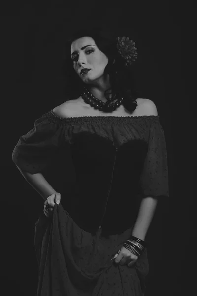 Elegáns lány egy fekete ruhát. gyönyörű színésznő érzelmi póz. — Stock Fotó