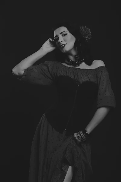 Menina elegante em um vestido preto. bela atriz em pose emocional . — Fotografia de Stock