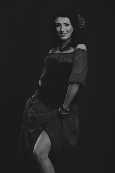 Menina elegante em um vestido preto. bela atriz em pose emocional . — Fotografia de Stock