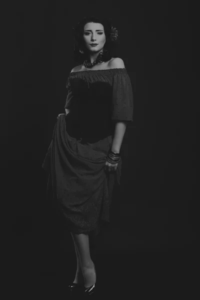 Chica elegante en un vestido negro. hermosa actriz en pose emocional . —  Fotos de Stock