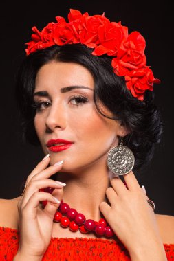 Kırmızılı güzel, seksi kadın. Kırmızılı Kız güzel görüntüsü. Kırmızı çiçekler, şık mücevher, bir kız portresi zarif çelenk.