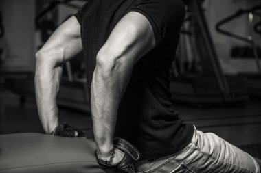 Adam jimnastik salonu. Adam egzersizleri yapar. Spor, güç, gerginlik, egzersiz - sağlıklı bir yaşam tarzı kavramı. Fitness ve spor hakkında makale.