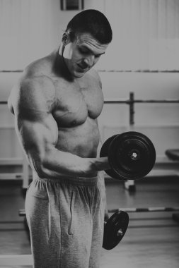 Vücut geliştirme dumbbells ile.