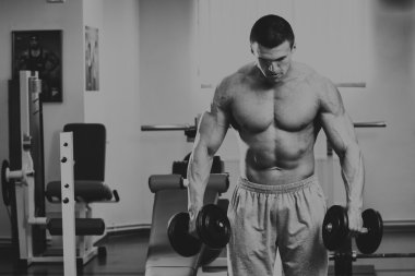 Vücut geliştirme dumbbells ile.