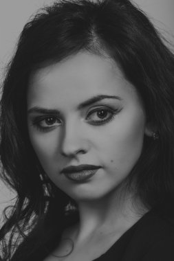 Bir kız güzel romantik görüntüsü. Güzel esmer şık elbiseli. Profesyonel makyaj ve Takı Tasarım. Moda dergileri, afiş ve Web siteleri için fotoğraf.