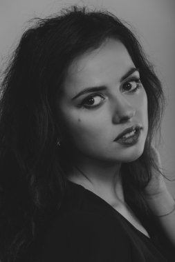 Bir kız güzel romantik görüntüsü. Güzel esmer şık elbiseli. Profesyonel makyaj ve Takı Tasarım. Moda dergileri, afiş ve Web siteleri için fotoğraf.