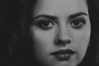 Bir kız güzel romantik görüntüsü. Güzel esmer şık elbiseli. Profesyonel makyaj ve Takı Tasarım. Moda dergileri, afiş ve Web siteleri için fotoğraf.