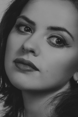 Bir kız güzel romantik görüntüsü. Güzel esmer şık elbiseli. Profesyonel makyaj ve Takı Tasarım. Moda dergileri, afiş ve Web siteleri için fotoğraf.