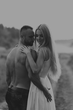 Erkek ve kadın şefkatle alanını kucaklamak. Sevgi ve samimi duygular. Güzel genç Çift.