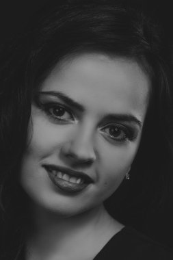 Bir kız güzel romantik görüntüsü. Güzel esmer şık elbiseli. Profesyonel makyaj ve Takı Tasarım. Moda dergileri, afiş ve Web siteleri için fotoğraf.