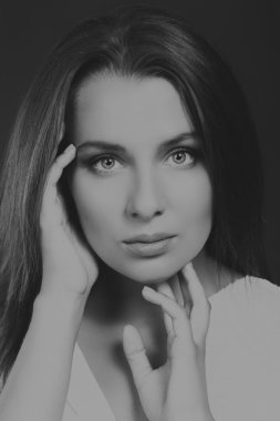 Zarif kız beyaz bluz, siyah-beyaz fotoğraf