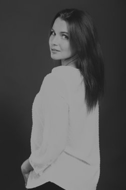 Zarif kız beyaz bluz, siyah-beyaz fotoğraf