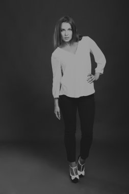 Zarif kız beyaz bluz, siyah-beyaz fotoğraf