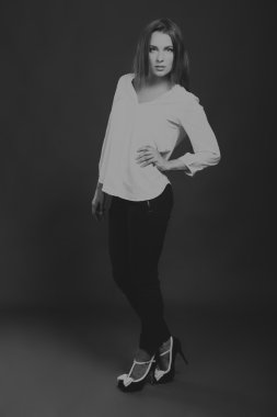 Zarif kız beyaz bluz, siyah-beyaz fotoğraf