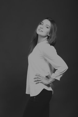 Zarif kız beyaz bluz, siyah-beyaz fotoğraf