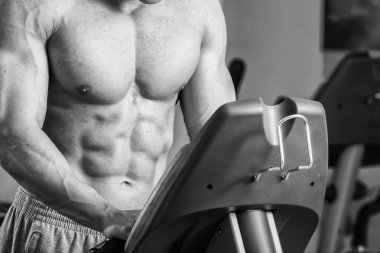 Bir koşu bandı üzerinde güçlü kas adam.