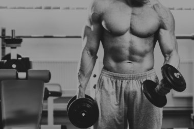 Vücut geliştirme dumbbells ile.