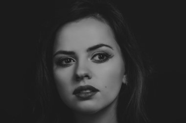 Bir kız güzel romantik görüntüsü. Güzel esmer şık elbiseli. Profesyonel makyaj ve Takı Tasarım. Moda dergileri, afiş ve Web siteleri için fotoğraf.