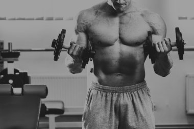 Bir koşu bandı üzerinde güçlü kas adam.