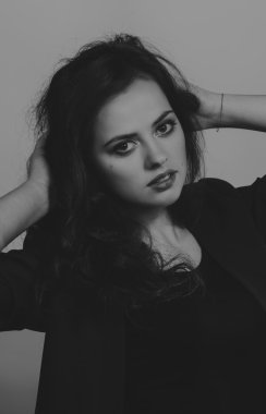 Bir kız güzel romantik görüntüsü. Güzel esmer şık elbiseli. Profesyonel makyaj ve Takı Tasarım. Moda dergileri, afiş ve Web siteleri için fotoğraf.