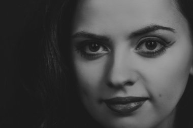 Bir kız güzel romantik görüntüsü. Güzel esmer şık elbiseli. Profesyonel makyaj ve Takı Tasarım. Moda dergileri, afiş ve Web siteleri için fotoğraf.