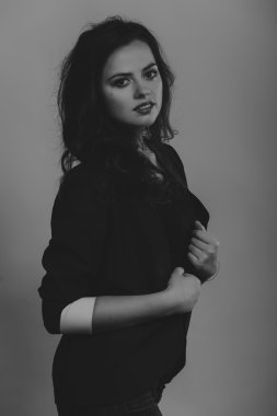 Bir kız güzel romantik görüntüsü. Güzel esmer şık elbiseli. Profesyonel makyaj ve Takı Tasarım. Moda dergileri, afiş ve Web siteleri için fotoğraf.