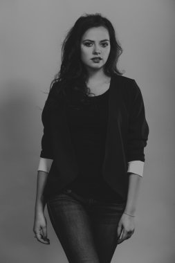 Bir kız güzel romantik görüntüsü. Güzel esmer şık elbiseli. Profesyonel makyaj ve Takı Tasarım. Moda dergileri, afiş ve Web siteleri için fotoğraf.